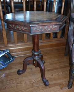lot 68 image: Very neat looking end table 21x27