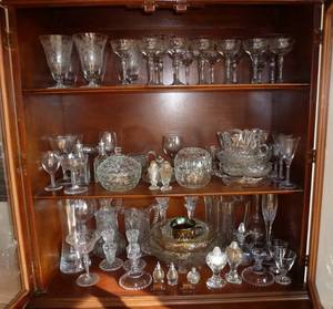 lot 69 image: Large group of glassware, depression glass to modern