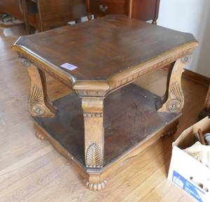 lot 72 image: Vintage side table 27x24x23