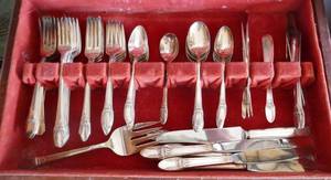 lot 74 image: Vintage Rogers Bros Silverware First Love for a set of 12