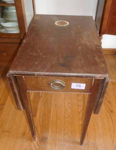 lot 76 image: Vintage drop leaf table
