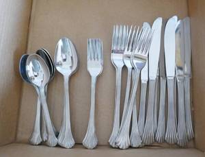 lot 77 image: Oneida silverware set of 8