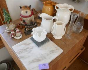 lot 100 image: Misc group of dcor items with a Red Wing 930 vase