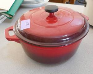 lot 106 image: 6.5 Qt cast iron kettle