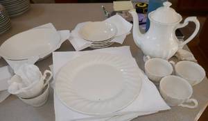 lot 110 image: A small group of Meakin England china