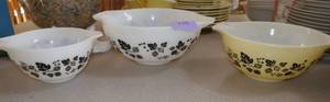 lot 116 image: Set of 3 Pyrex nesting serving bowls