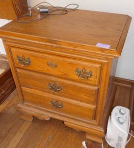 lot 127 image: Bedside 3 drawer chest