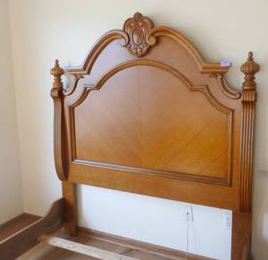 lot 128 image: This bed puts the MASTER in bedroom Check out the Claw Feet