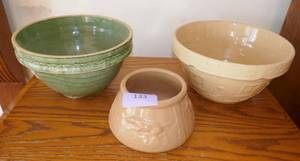 lot 133 image: Three pottery bowls