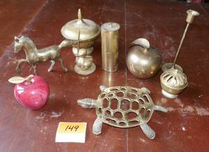 lot 149 image: Group of brass dcor and a stone apple
