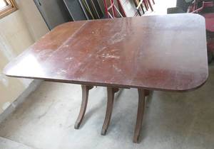 lot 151 image: Vintage drop leaf table 42x63, folds down to 42x31