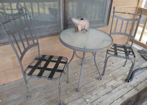 lot 155 image: Small outdoor patio set with 2 chairs