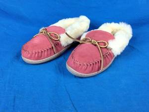New Womens Red Minnetonka Alpine Genuine Shearling Slipper Moccasins Size 9