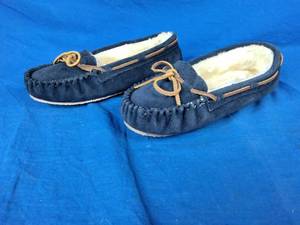 New Minnetonka Womens Cally Moccasin Navy Slippers Size 8