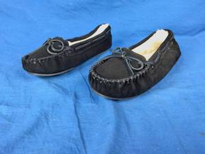 New Black Minnetonka Womens Cally Moccasin Slippers Size 8M