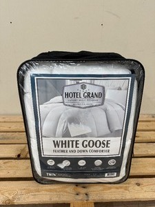 lot 16 image: New Hotel Grand White Goose Feather & Down Comforter 240 Thread Count - Twin Size