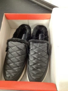 lot 56 image: New Womens Baretraps Gemma Spring  Winter Faux Fur Lined Shoes  Mules  Slippers Size 8.5 Black