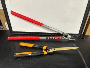 lot 115 image: Corona SL 7280 Forged Pro Cut Bypass Lopper, 2-Inch Orange & Titanium Coated Blades, 23 in. PowerGear 2 Hedge Shears
