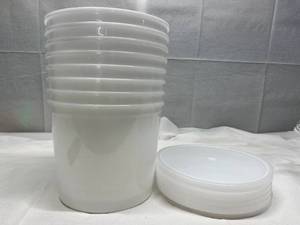 lot 21 image: Lot of 8 NEW Multipurpose Plastic Tub Containers with Lids