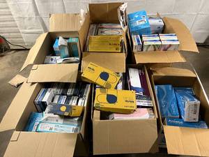 lot 26 image: Giant Lot of Mixed Brand & Sizes NEW Nitrile & Vinyl Powder Free Examination Gloves (BeeSure, SemperMed, Micracle, Medicom, Aspen, etc.)