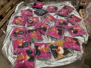 lot 367 image: LOT OF 21 Decorative Throw Pillows