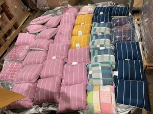 lot 373 image: LOT OF 38 Miscellaneous Throw Pillows