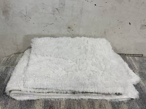 lot 109 image: 5x7 White Area Fur Rug