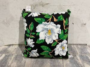 lot 618 image: 24x24 Pillow with Flower Design