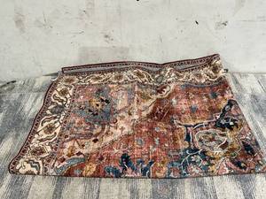 lot 630 image: 5x7 Area Rug