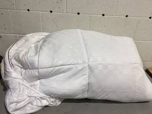 lot 444 image: White Matress Topper 78x80