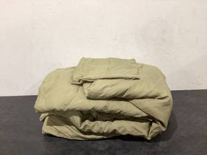 lot 555 image: 3PCS Queen Size Comforter Set