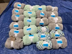 lot 740 image: LOT OF 23 Room Essentials Throw Blankets
