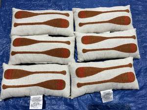 lot 746 image: LOT OF 6 Room Essentials Toss Pillows