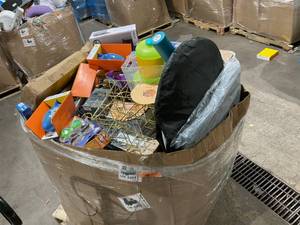 lot 900 image: Wholesale Pallet of Assorted Miscellaneous Items