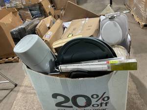 lot 904 image: Wholesale Pallet of Assorted Miscellaneous Items