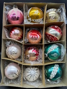 lot 196 image: Assorted Vintage Glass Ornaments including West Germany and Shiny Brite