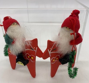 lot 29 image: Pair of BUTTICKI Sweden DALA Horse Ornaments