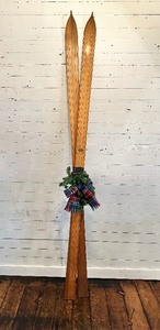 lot 141 image: RARE MID CENTURY VINTAGE Wooden C.A. LUND CO. Record Skis
