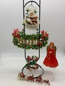 lot 82 image: Retro Vintage PLASTIC Christmas Kitsch including Hong Kong
