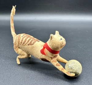 lot 272 image: RARE Late 19th Century ANTIQUE SPUN COTTON Cat Ornament - GERMANY