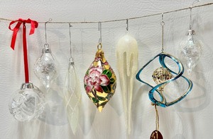 lot 326 image: Assorted GLASS, Czech and Austrian CRYSTAL and CLOISONNE Ornaments including NEIMAN MARCUS