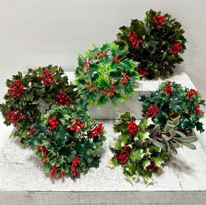lot 344 image: Assorted VINTAGE RETRO PLASTIC HOLLY Wreaths, Candle Holders and More