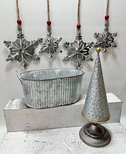 lot 354 image: Frosty GALVANIZED Decor including FARMHOUSE Beverage Bucket