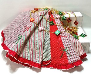 lot 280 image: VINTAGE Tree Skirt and Paper Gift Garland - JAPAN