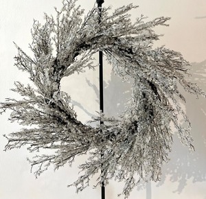 lot 384 image: Silver Iced Berry Wreath