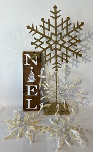 lot 400 image: Christmas Delights including Snowflakes and Wooden NOEL Sign