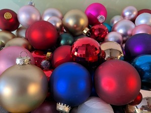 lot 401 image: Huge Lot of Glass Christmas Ornaments Balls - SEE ALL PHOTOS