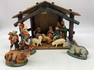 lot 429 image: Beautiful 14 Piece Vintage Nativity Set, Made in Italy