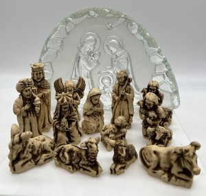 lot 448 image: Zabkowice Crystal Nativity Scene and Nativity Figurines