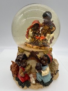 lot 460 image: Oh, Little Town of Bethlehem Musical Snowglobe